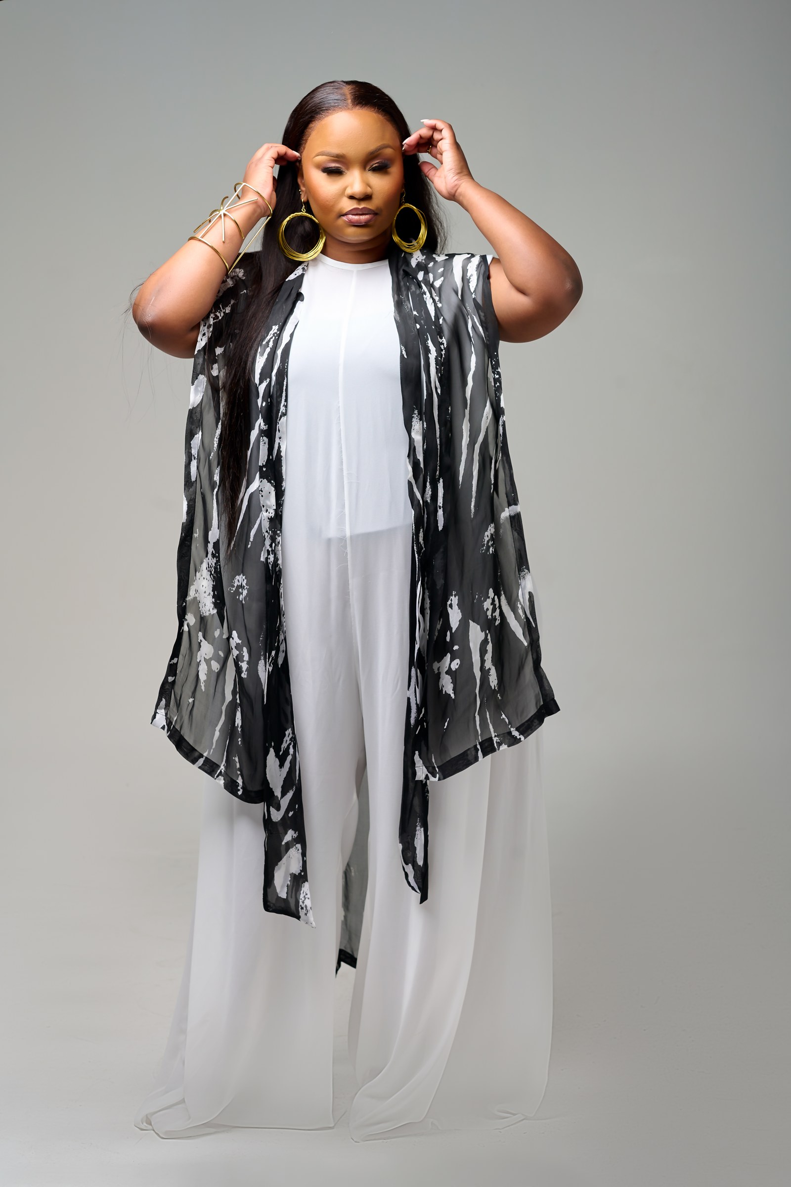 Xolly in white with a patterned scarf